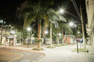 Nova ilumina&ccedil;&atilde;o valoriza a Pra&ccedil;a Cardeal Arcoverde