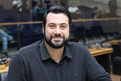 C&eacute;sar Oliva prop&otilde;e pol&iacute;tica de combate ao audismo e &agrave; viol&ecirc;ncia lingu&iacute;stica em S&atilde;o Caetano