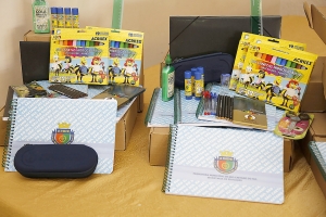 Alunos da rede municipal de S&atilde;o Caetano recebem kits de materiais escolares