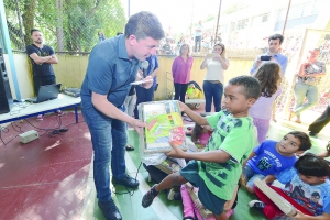 S&atilde;o Bernardo inicia entrega de material escolar