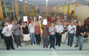 Fam&iacute;lias da Vila Chamin&eacute; passam a ser donas dos im&oacute;veis