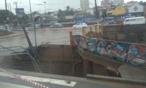 Queda de parte de ponte interrompe circula&ccedil;&atilde;o de &ocirc;nibus e tr&oacute;lebus no ABC