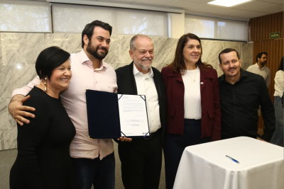C&eacute;sar Oliva comemora avan&ccedil;o hist&oacute;rico com a chegada do Teste do Pezinho Ampliado em SCS