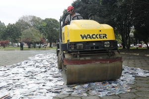 Santo Andr&eacute; destr&oacute;i uma tonelada de DVDs e CDs piratas