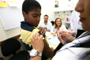 Meninos j&aacute; podem ser vacinados contra o HPV