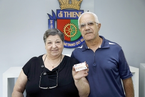 Prefeitura contempla moradores com cart&otilde;es Aux&iacute;lio-Medicamento